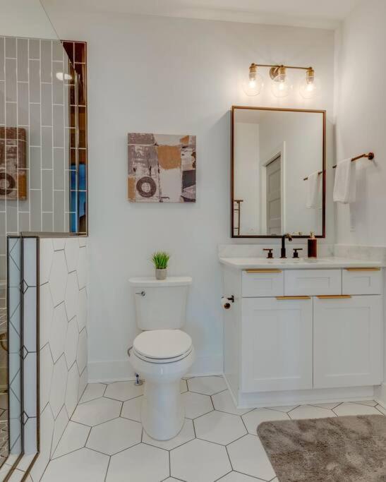 Luxury Downtown Nash/roofdeck/11 Beds Holiday home *