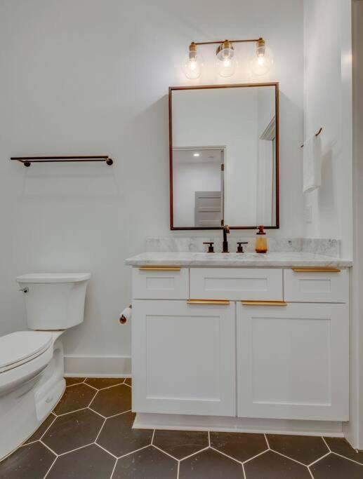 Luxury Downtown Nash/roofdeck/11 Beds Holiday home Nashville