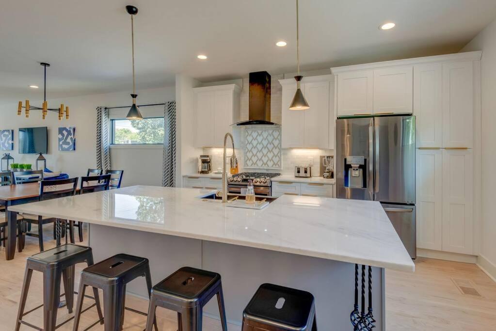 Luxury Downtown Nash/roofdeck/11 Beds Holiday home